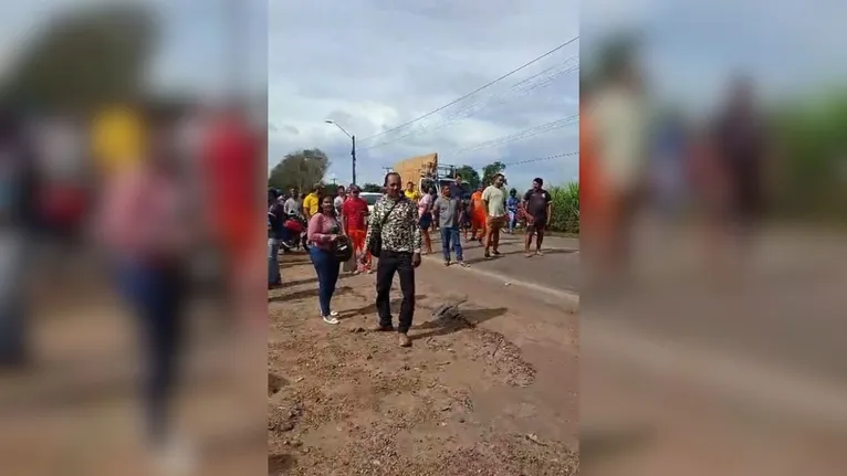 Guarnições da Polícia Militar acompanham a mobilização na rodovia para negociar a desobstrução da pista.
