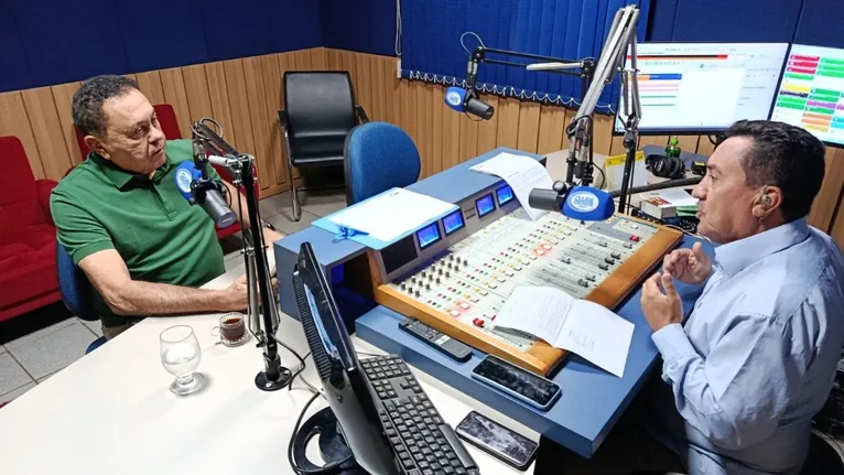O secretário João Chamon Neto detalha investimentos do Estado em saúde e infraestrutura durante entrevista nos estúdios da Rádio Clube FM.
