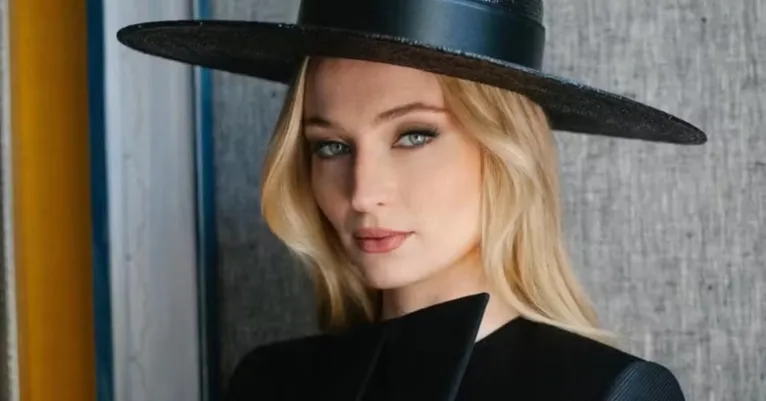 Sophie Turner como Lara Croft: atriz enfrenta pausa nas gravações após lesão durante cenas intensas de ação.