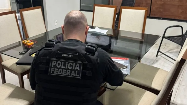 Documentos e dispositivos eletrônicos apreendidos na Operação Bico Duplo são organizados para perícia na delegacia de Redenção.