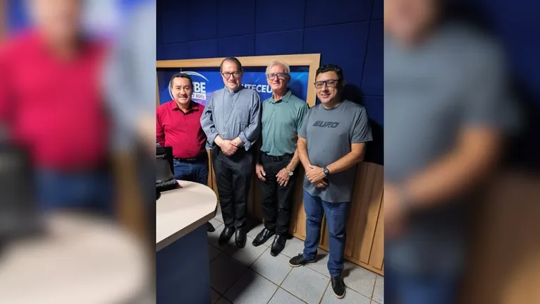 Visita do Bispo Dom Vital ao grupo RBA, sendo recebido por Nonato Dourado e Michel Garcia