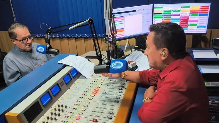 Dom Vital Corbellini durante entrevista nos estúdios da Rádio Clube FM: foco na espiritualidade e no compromisso social.