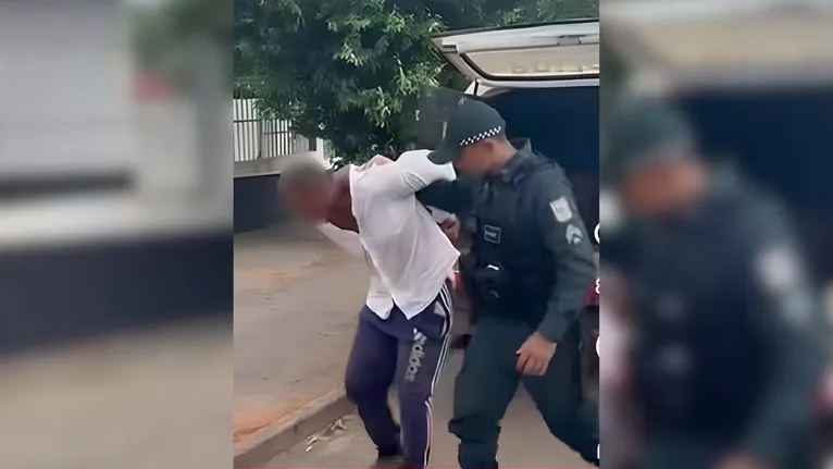 Motocicleta com placa removida e chassi adulterado foi apreendida com o foragido durante a operação.