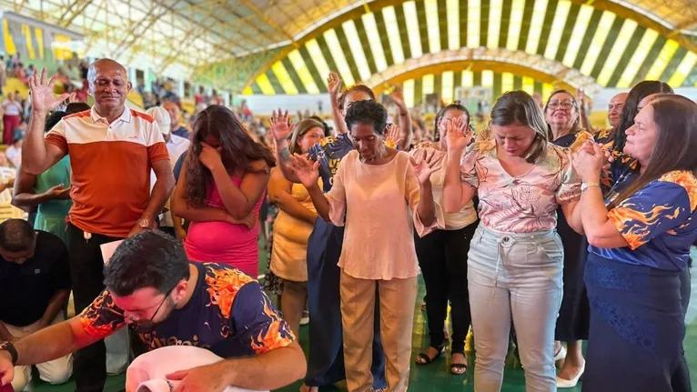 Multidão lota as arquibancadas e a quadra do Ginásio da Folha 16 durante momentos de louvor na manhã de sexta-feira.