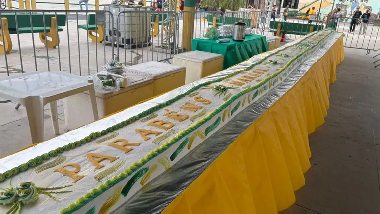 Dois bolos foram confeccionados para a população