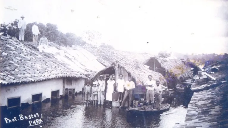 Moradores que não abandonaram Marabá durante a cheia de 1926. O nível do rio moldando a forma de viver do marabaense.