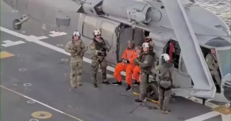 Cápsula Orion momentos após o pouso no oceano Pacífico, encerrando com sucesso a missão Artemis 2 após nove dias no espaço.