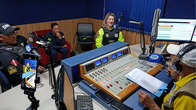 Mulheres da segurança pública durante entrevista ao Rota 100,7: foco na conscientização e no combate rigoroso ao feminicídio.