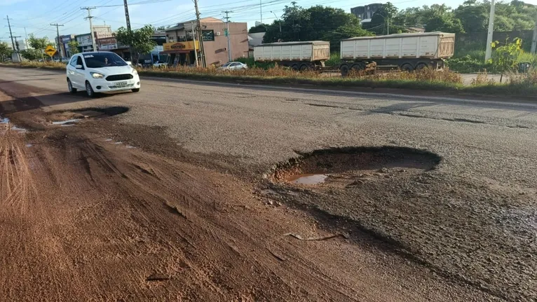Buracos na pista obrigam motoristas a reduzir a velocidade, agravando o tráfego no sentido Marabá-São Félix.