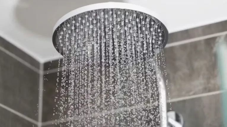 Mesmo sendo um dos aparelhos que mais consomem energia elétrica, o chuveiro exige manutenção simples para funcionar melhor, com jato forte e sem desperdício de água.