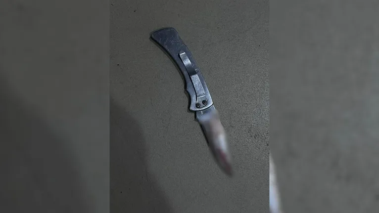 O canivete utilizado no crime foi localizado pelos policiais militares descartado próximo a uma lixeira após a fuga do suspeito.