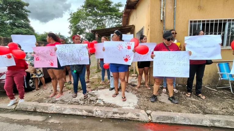 Grupo de mulheres realiza manifestação em frente à Seccional de Polícia Civil de Marabá pedindo celeridade nas investigações.