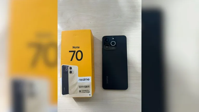 Aparelho celular recuperado pelos policiais militares do 13º BPM durante a abordagem no bairro Jaqueira.