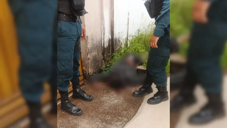 Corpo da vítima ficou no local até ser levado para o Hospital