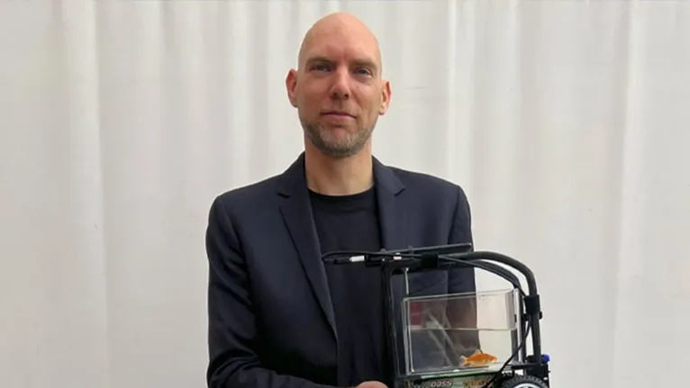 Detalhe do veículo equipado com sensores que traduzem os movimentos natatórios em comandos de direção para as rodas.