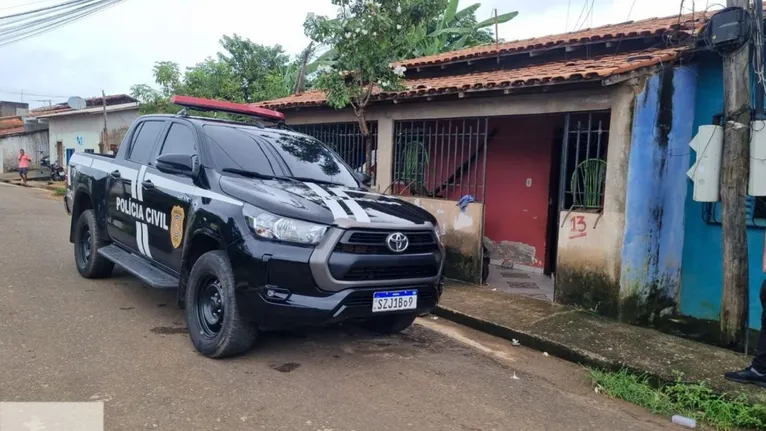 Agentes da Polícia Civil exibem armas e drogas apreendidas durante a ofensiva que movimentou o Sudeste paraense.