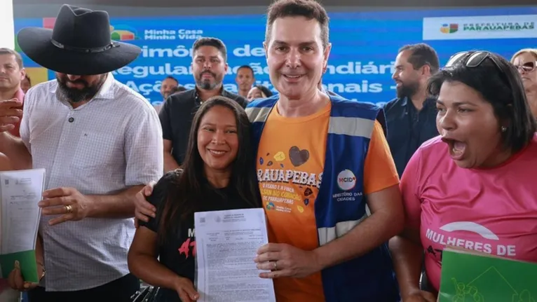 Ministro Jader Filho realiza entrega simbólica de títulos de propriedade a moradores de Parauapebas nesta sexta-feira (20).