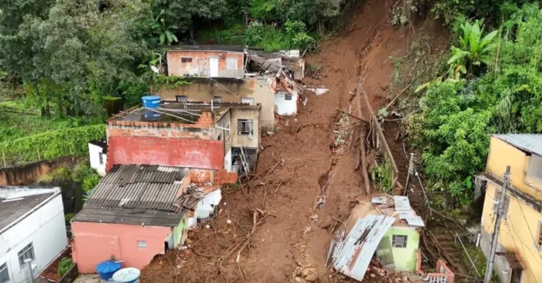 Deslizamentos de terra provocados pelo temporal deixaram um rastro de destruição e mobilizaram equipes de resgate na região.