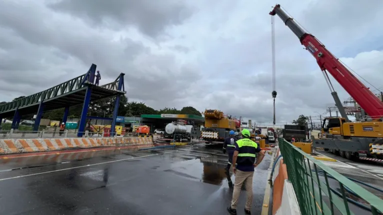 Cerca de 100 profissionais e guindastes de grande porte foram mobilizados na operação de retirada da passarela sobre o canal São Joaquim, na avenida Júlio César, em Belém.