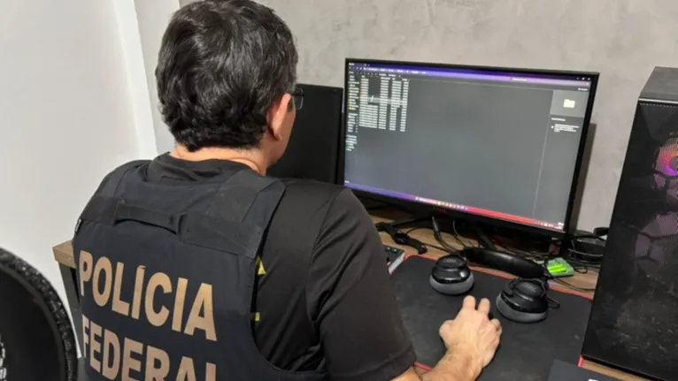 Agente da Polícia Federal analisa conteúdo de computador durante investigação de crimes cibernéticos ligados ao abuso sexual de crianças e adolescentes.