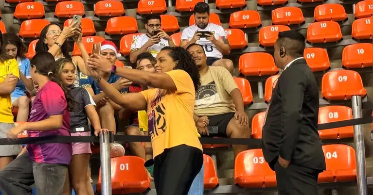 Fofão prestigia Mundial de Clubes e é celebrada no Mangueirinho