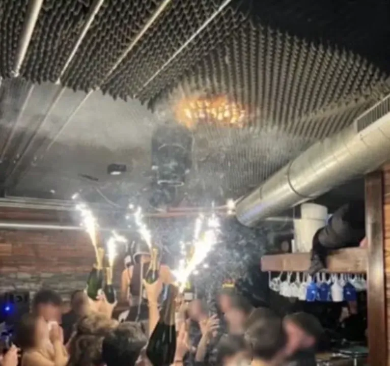 Foto revela início do incêndio no bar Le Constellation, enquanto frequentadores celebram com bebidas e sinalizadores, em 1º de dezembro de 2025.