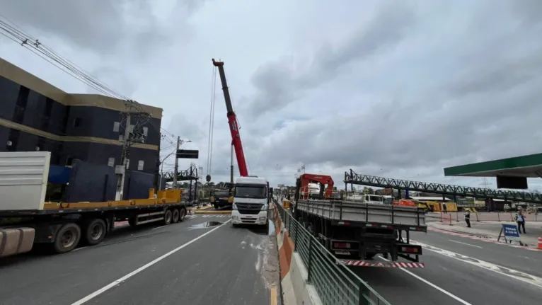 Equipamentos pesados, incluindo guindastes, foram utilizados na retirada da passarela sobre o canal São Joaquim.