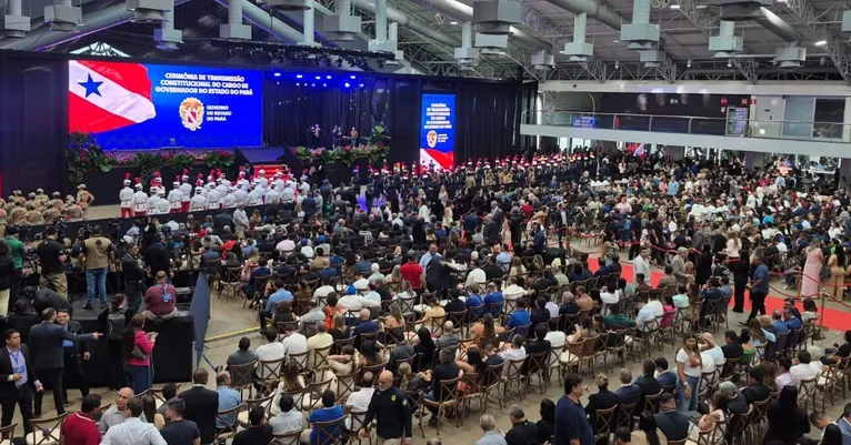 O público lota o Hangar para acompanhar a cerimônia de transmissão de cargo.