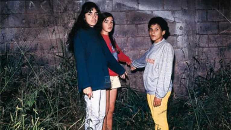 Em 1996, as jovens que relataram a aparição apontam o local onde teriam visto a suposta criatura, no bairro Jardim Andere, em Varginha.