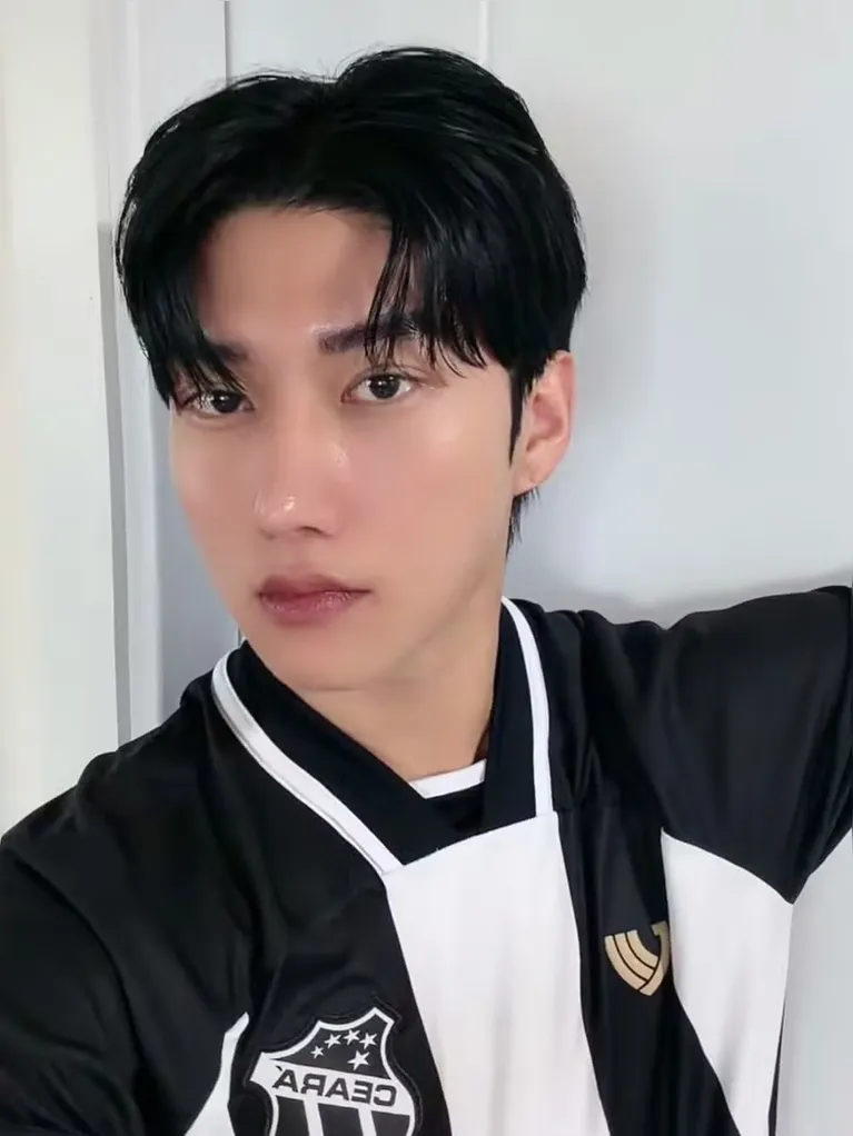 Ana Castela posta foto de biquíni e ganha cantada de influencer coreano