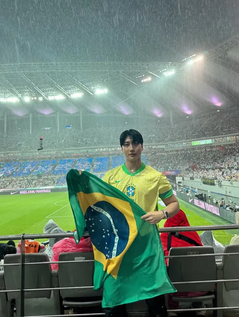 Ana Castela posta foto de biquíni e ganha cantada de influencer coreano