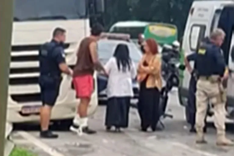 FOTOS: Pedro, do BBB 26, é levado amarrado para clínica psiquiátrica