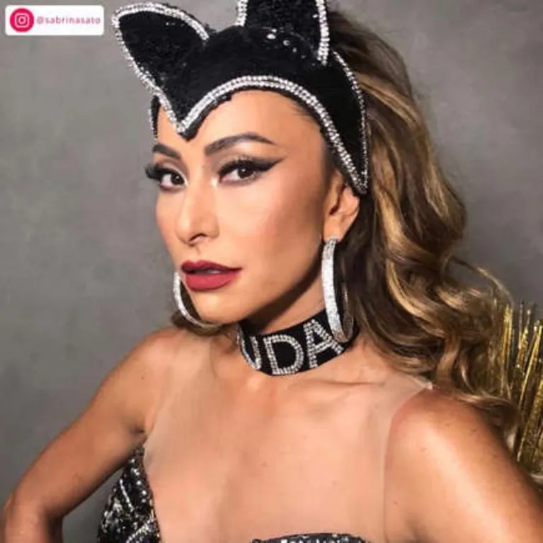 Cama com rosas, jatinho de presente e mais: as loucuras de amor dos famosos