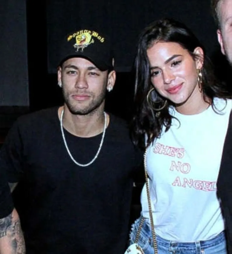 Cama com rosas, jatinho de presente e mais: as loucuras de amor dos famosos