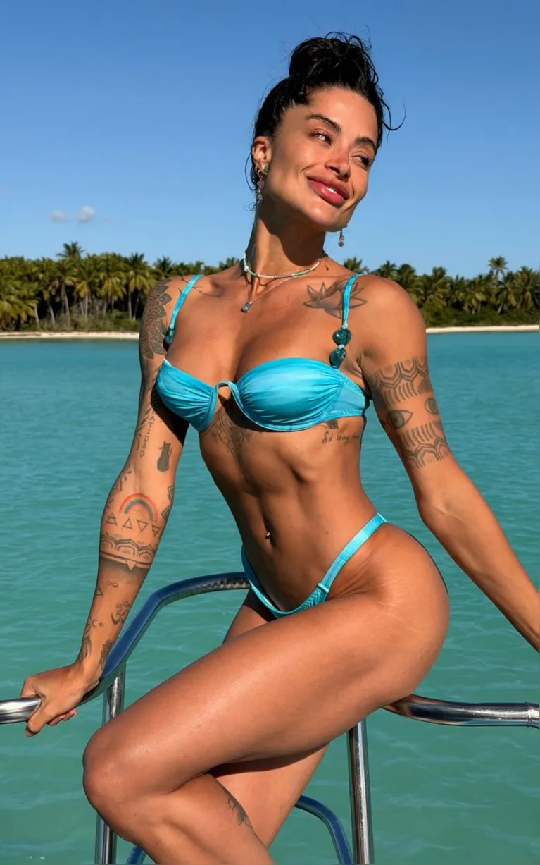 Aline Campos exibe shape definido em praia no Caribe e surpreende