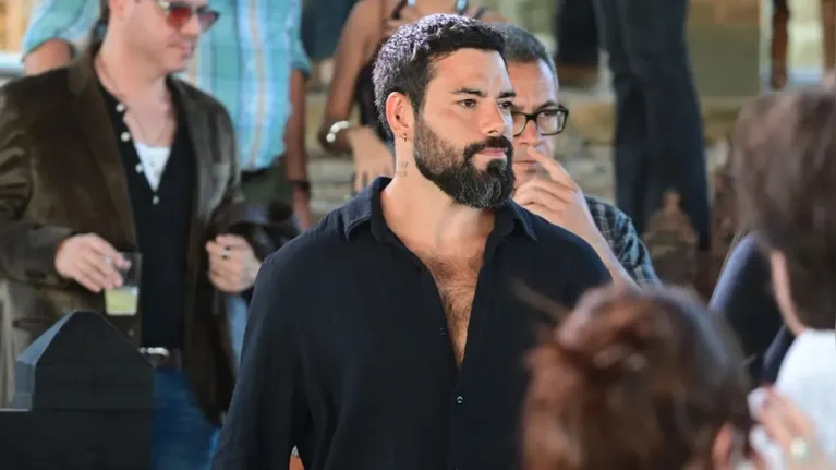 FOTOS: Sandy faz rara aparição ao lado do namorado em gravação