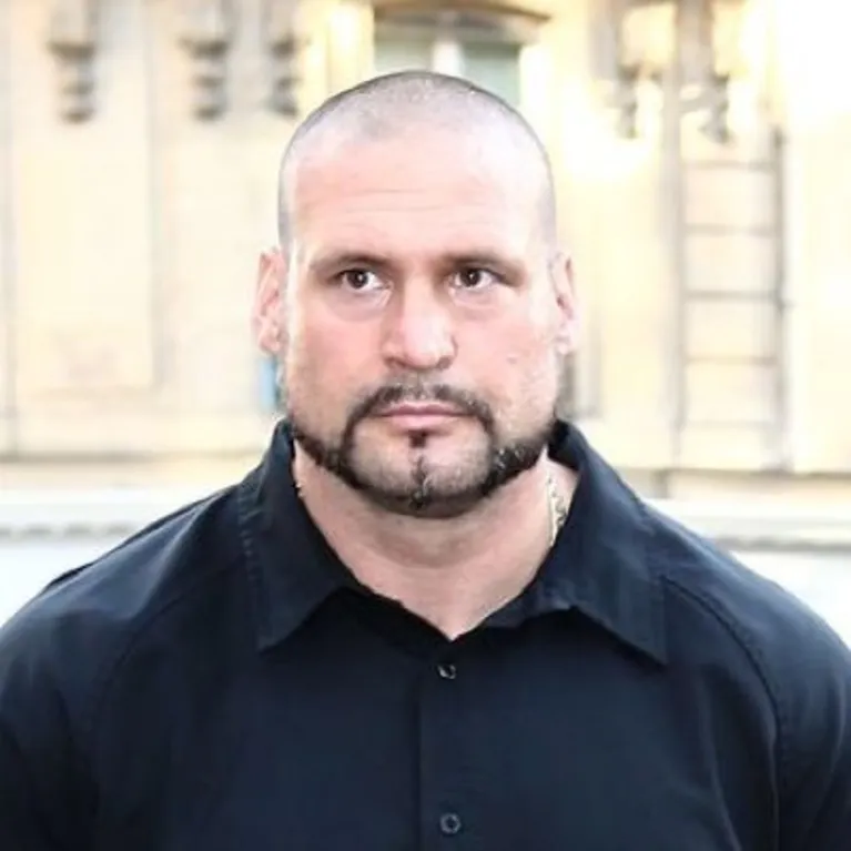 Pascal Duvier, de 53 anos, que integra a equipe de proteção da cantora Chappell Roan.