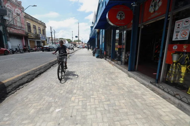 Prefeitura de Belém ordena e limpa calçadão do Ver-o-Peso