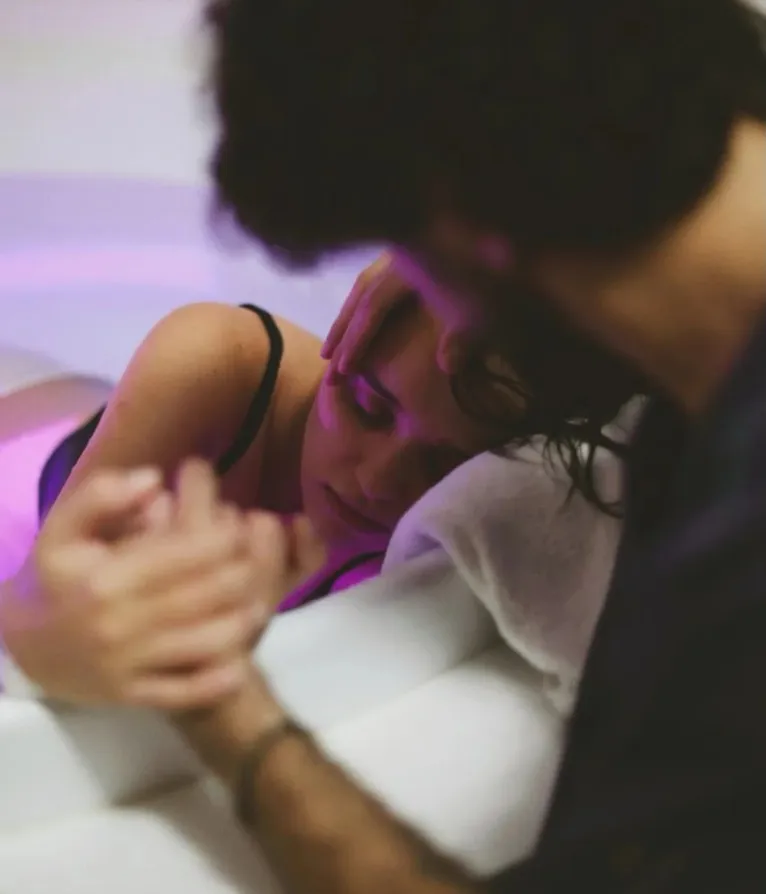 Nasce Zuza, filha de Rafa Kalimann e Nattan, após 40 horas de parto