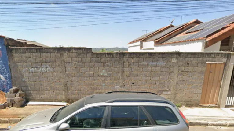 Terreno no bairro Jardim Andere, onde teria ocorrido a principal aparição do ET de Varginha, hoje está murado e sem acesso ao público.
