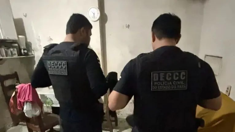 Os policiais apreenderam equipamentos eletrônicos relacionados aos crimes investigados.