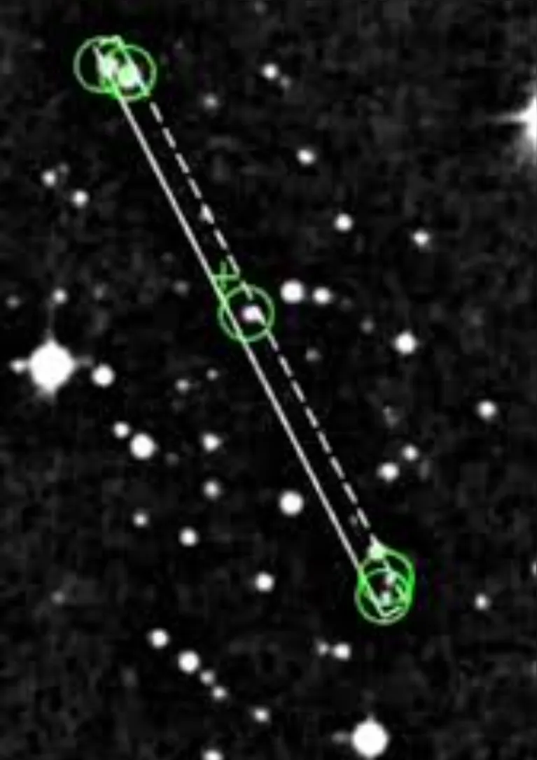 Imagem histórica revela pontos luminosos misteriosos registrados em placas fotográficas, indicando possíveis objetos em órbita da Terra antes da era espacial.