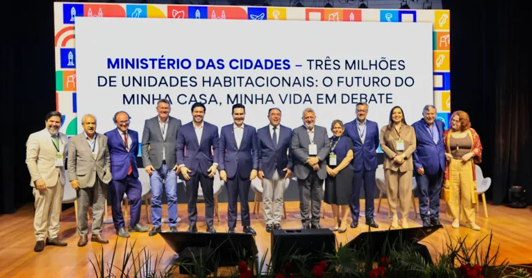 O ministro das Cidades, Jader Filho, participou do Fórum Norte e Nordeste da Indústria da Construção ao lado de lideranças do setor, durante debate sobre desenvolvimento urbano, infraestrutura e os desafios da construção civil no país.