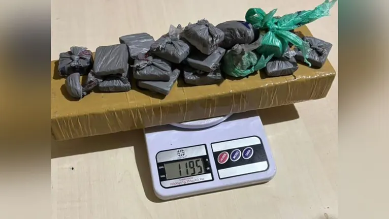 Itens ilícitos foram encontrados escondidos no interior da residência após fuga de suspeito.