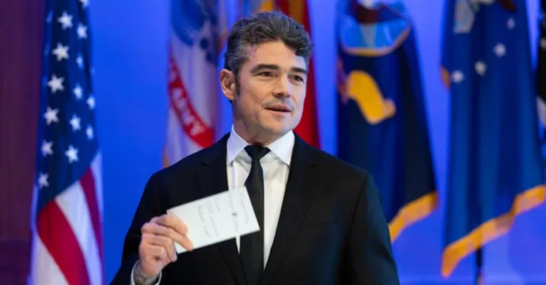 Chefe de contraterrorismo dos EUA renuncia em meio à escalada da guerra com o Irã.