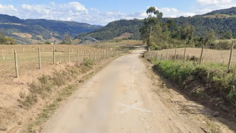 Área rural de pastagem onde ocorreu o crime em Alfredo Wagner (SC), cenário de difícil acesso investigado pela Polícia Civil.