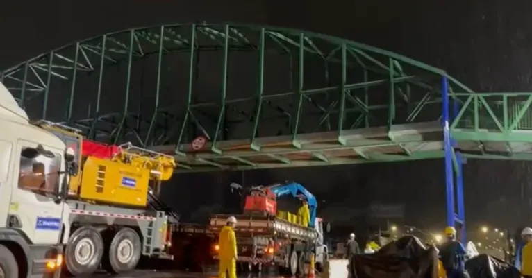Operação para retirada da passarela na avenida Júlio César começou na noite de terça-feira e mobilizou equipes durante a madrugada.