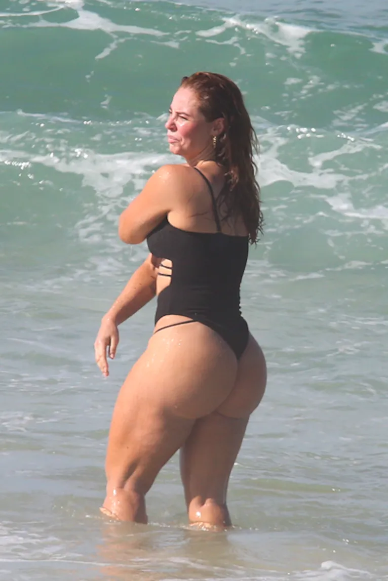 Paolla Oliveira exibe corpaço em dia de sol no Rio; veja!