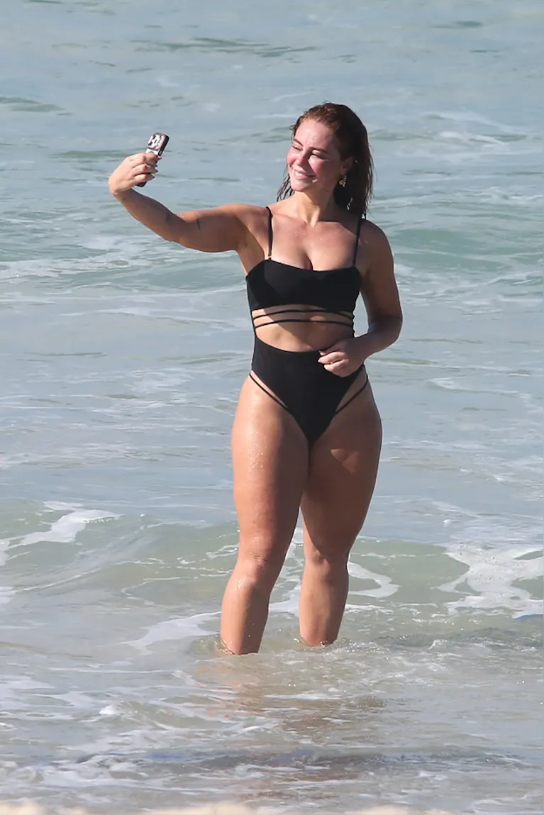 Paolla Oliveira exibe corpaço em dia de sol no Rio; veja!