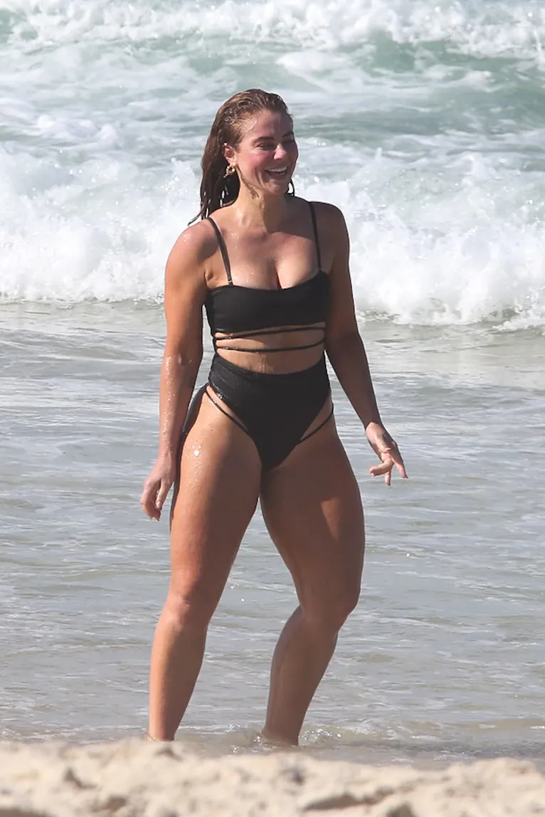 Paolla Oliveira exibe corpaço em dia de sol no Rio; veja!